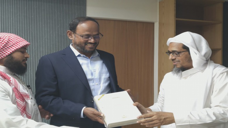 প্রতিমন্ত্রী টুকুকে পবিত্র কুরআন উপহার দিলেন মুফতি হারুন ইজহার