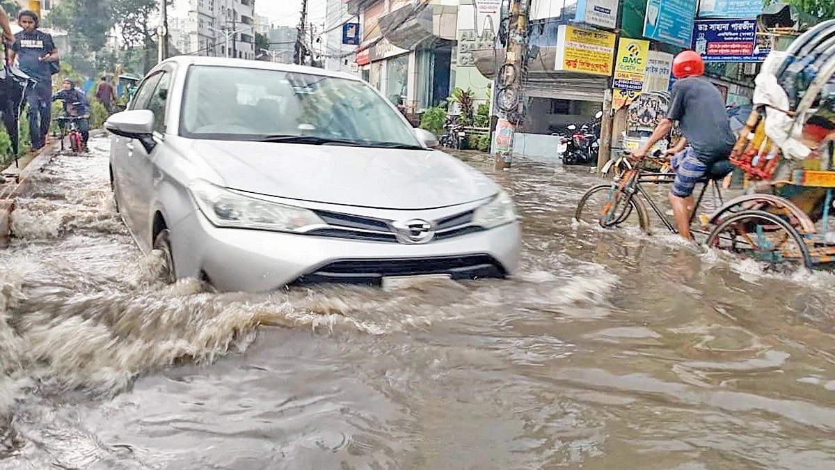 <span>বৃষ্টিতে কোমর পানি / </span>দূরত্ব দেড় কিলোমিটার, রিকশা ভাড়া ৩০০ টাকা