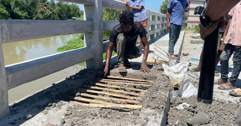 বাসাইলে ব্রীজ নির্মাণে রডের বদলে বাঁশ দিয়ে ঢালাইয়ের অভিযোগ
