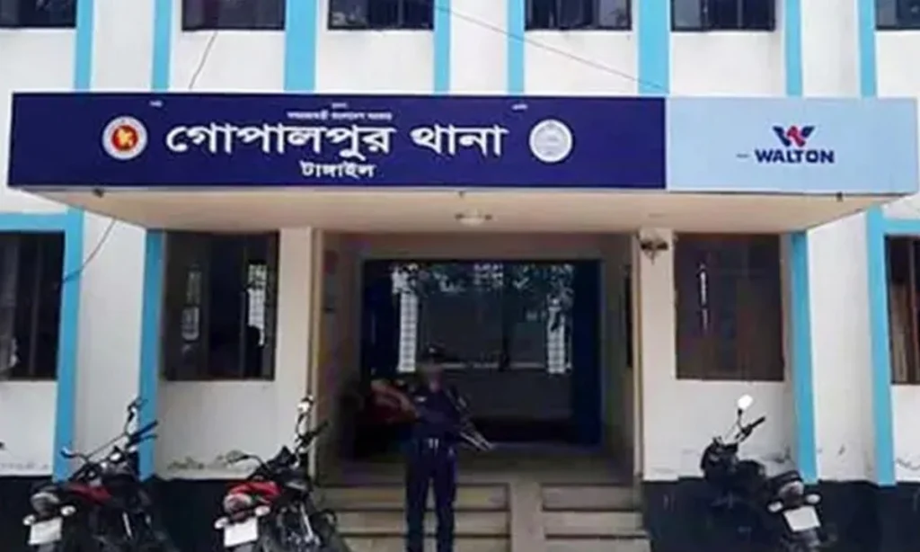 গোপালপুরে ৭০ বছরের বৃদ্ধের বাড়িতে ৮০ বছরের বৃদ্ধার অনশন